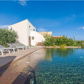 4 bedroom villa with infinity pool, Alcamo, sleeps 6-8